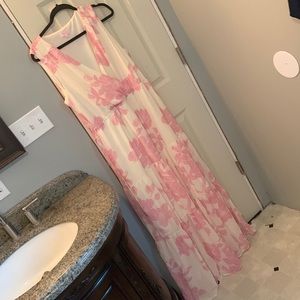 Stunning pink and whit maxi dress! 🌸🥥🤍💗